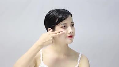 4k涂乳霜护肤的青年女性视频的预览图
